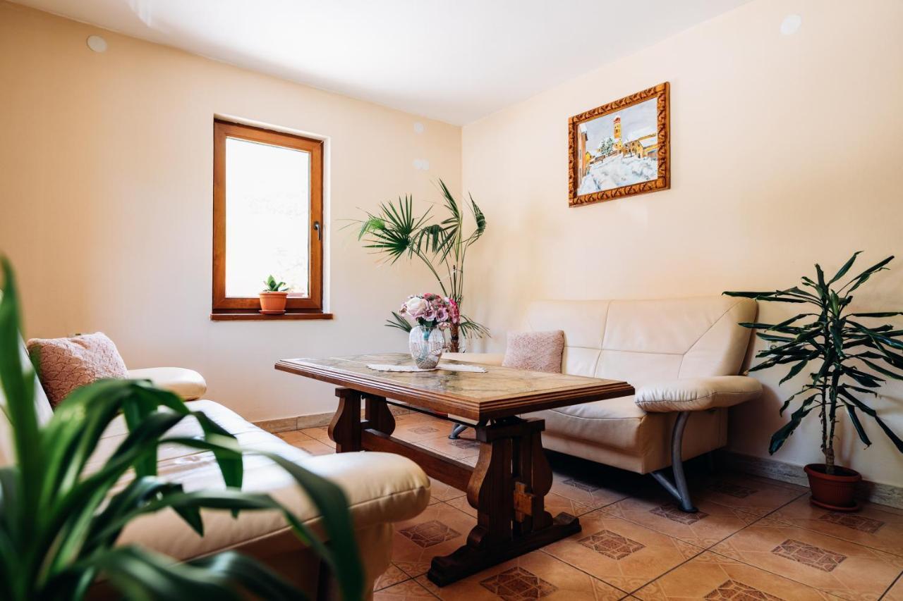 Iris 2 Bed & Breakfast Прайд Екстериор снимка